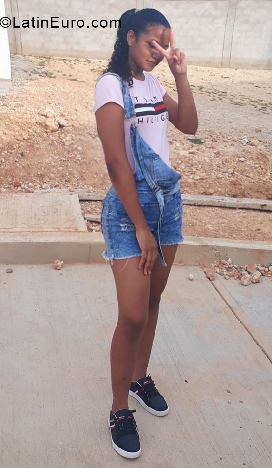 Date this gorgeous Colombia girl Naleth from Cartagena CO28448