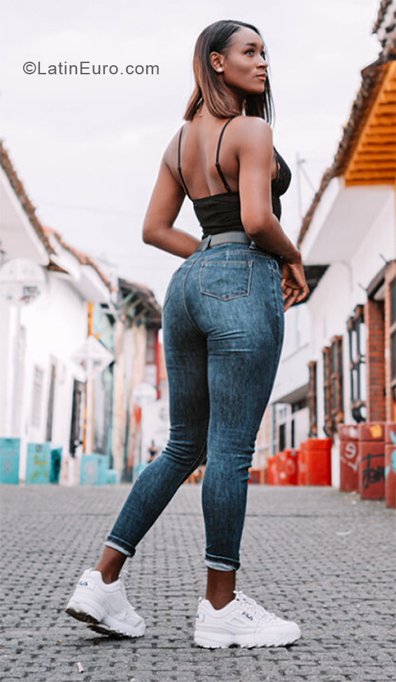 Date this hot Colombia girl Daniela from Cali CO28502