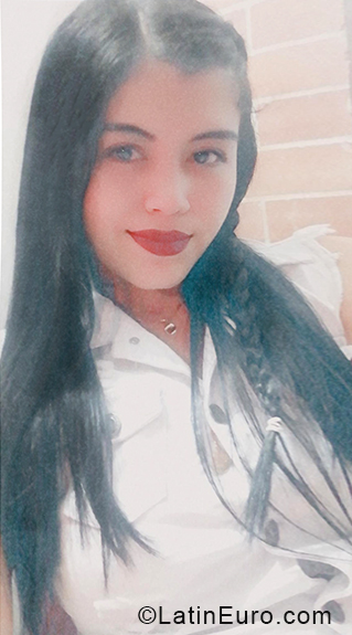 Date this attractive Colombia girl Lorena from Bogota CO28565