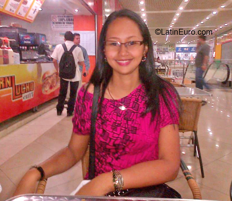 Date this georgeous Venezuela girl Raxe from Maturin VE3488