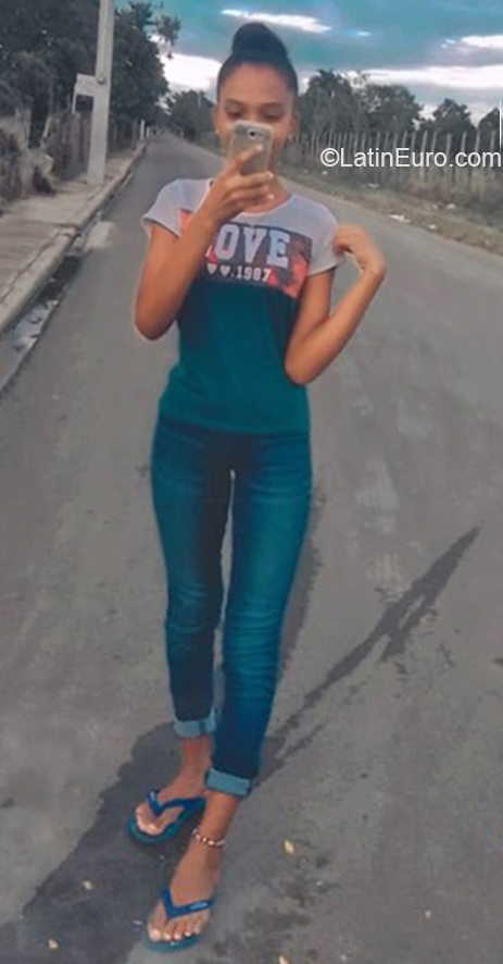 Date this hard body Dominican Republic girl Gabriela from Sanchez Ramires DO38817