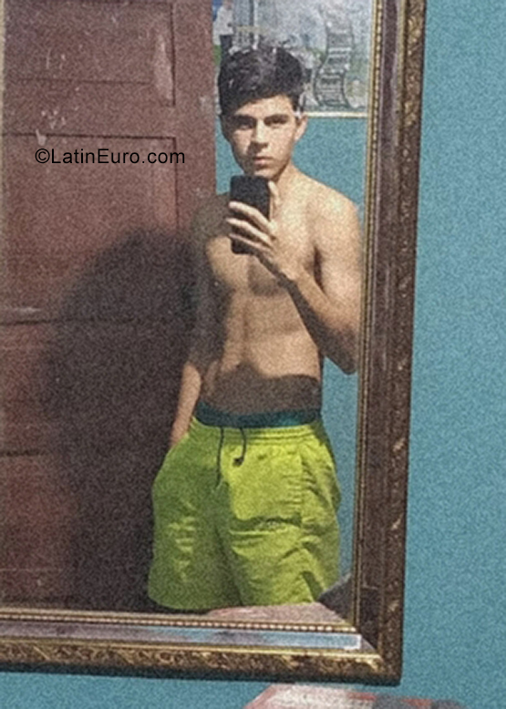Date this young Peru man Jhon frank from Rioja PE1682