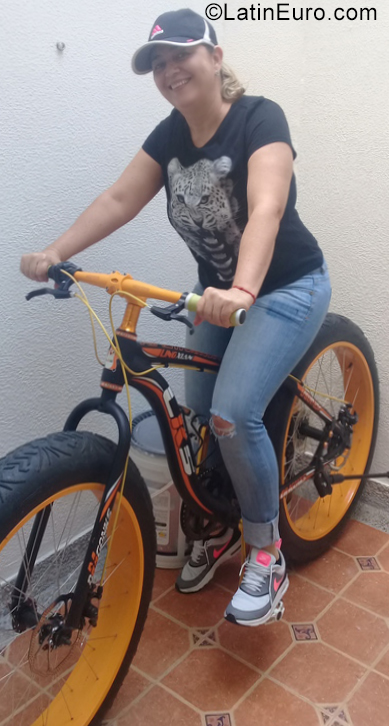 Date this tall Colombia girl Maria from Pereira CO28752