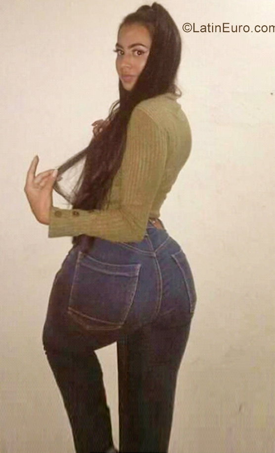 Date this stunning Colombia girl Dayana from Medellin CO28940