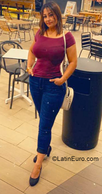 Date this charming Spain girl Luz from Madrid ES576