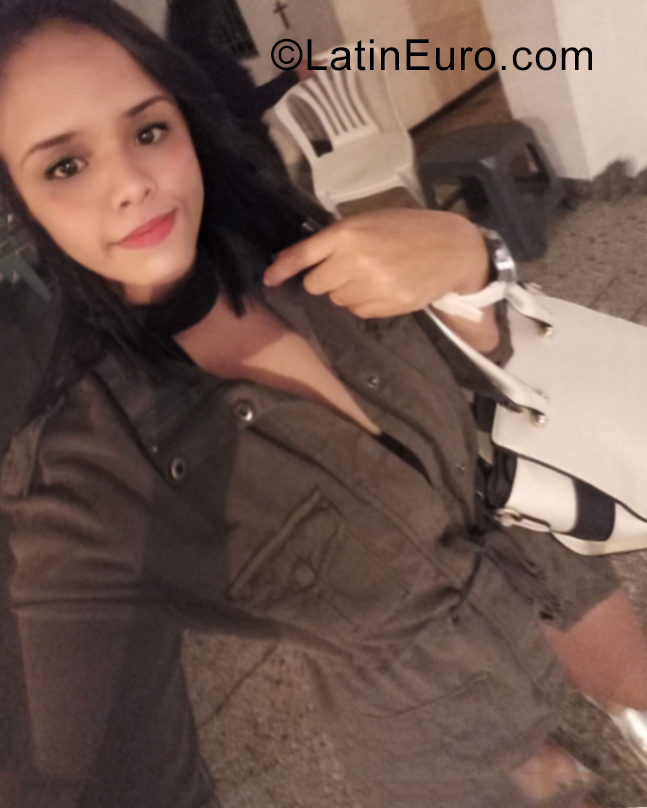 Date this passionate Venezuela girl Daniela from Valencia VE3695