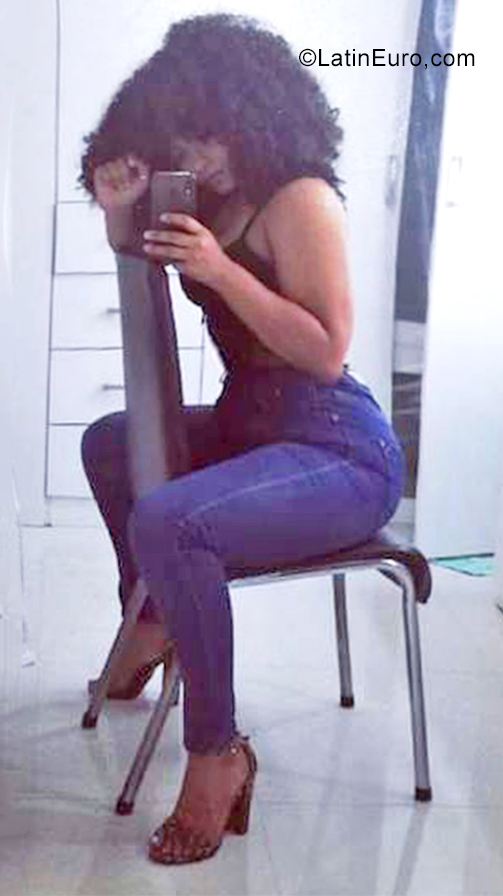 Date this foxy Ecuador girl Ashon from Esmeraldas EC711