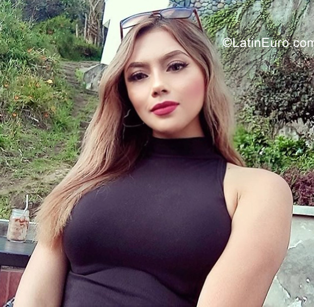 Date this happy Ecuador girl Lucely from Quito EC904