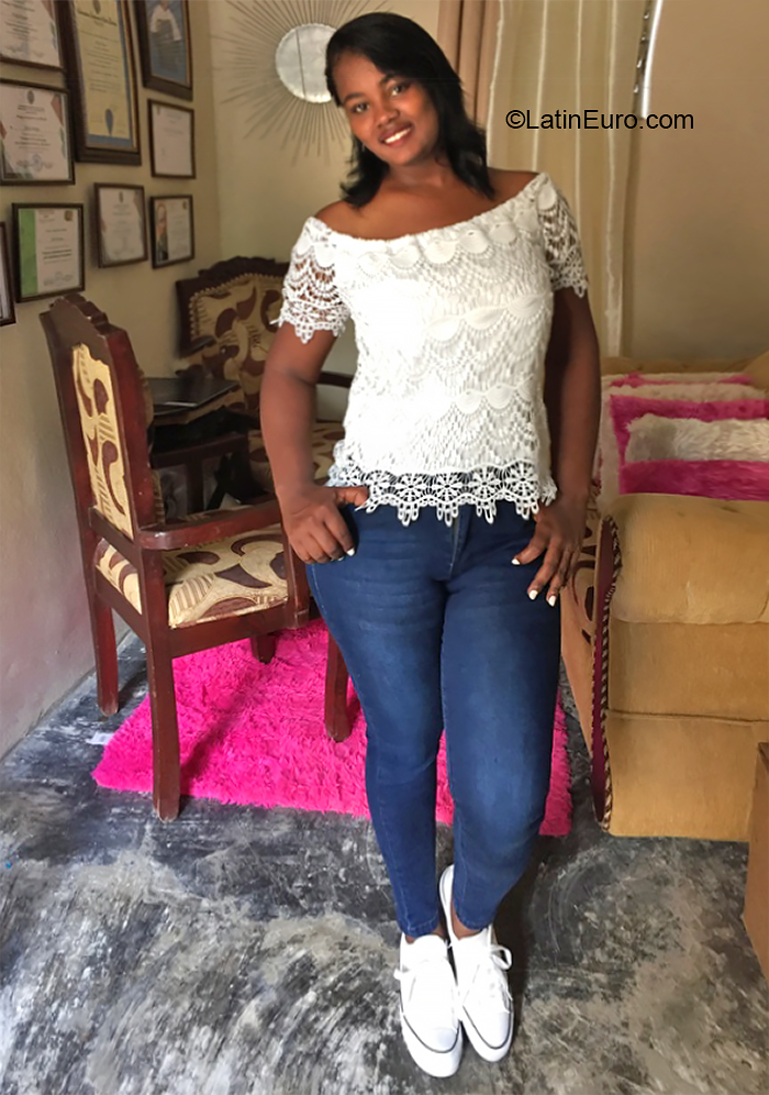 Date this charming Dominican Republic girl Heidy payano from Santo Domingo DO39673