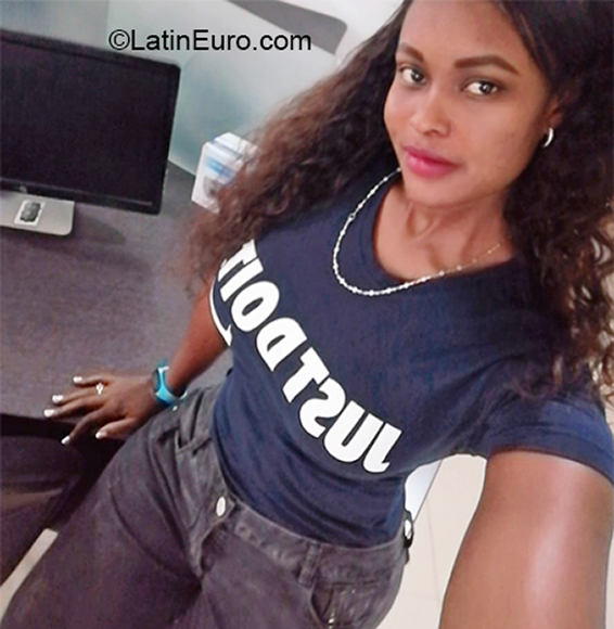 Date this sensual Colombia girl Alana from Cali CO30052