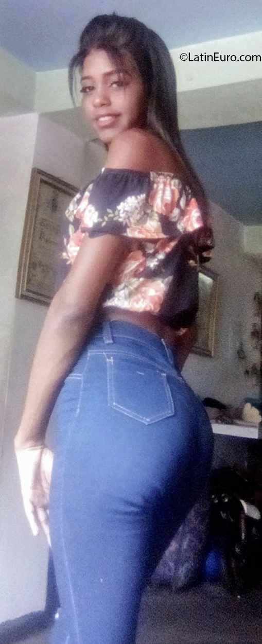 Date this cute Venezuela girl Andrea from Caracas VE3921