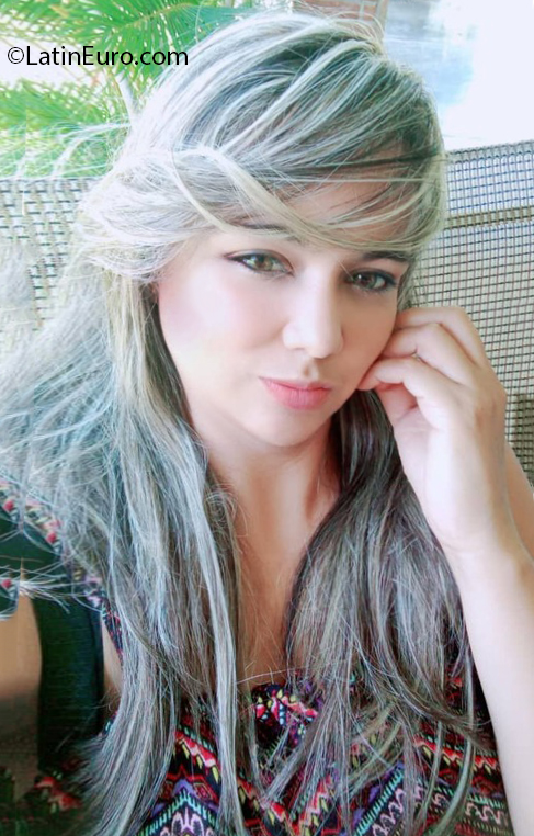 Date this lovely Venezuela girl Johana from Valencia VE3978