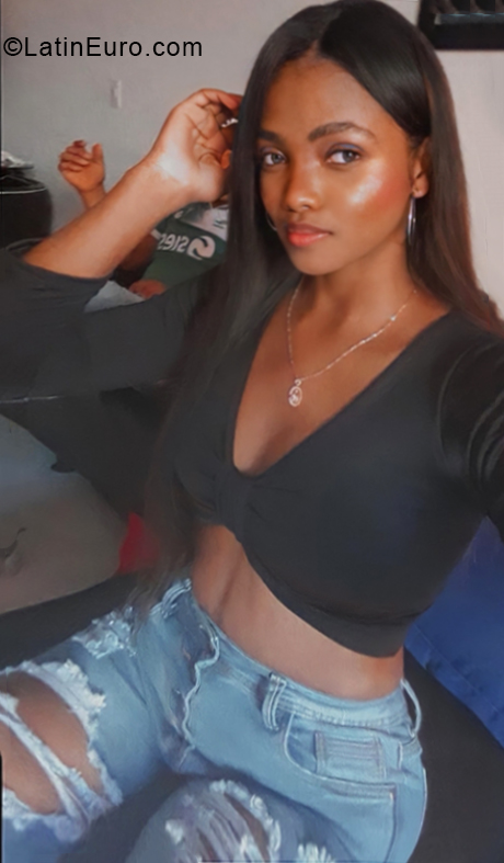 Date this funny Colombia girl Ailana from Cali CO30112