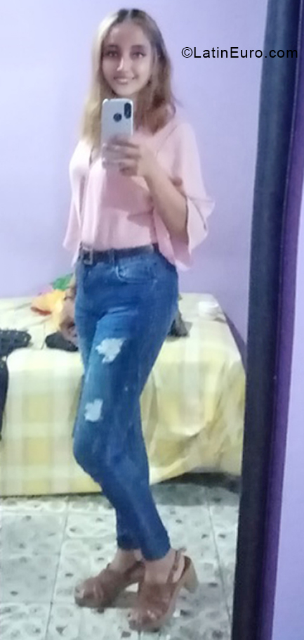 Date this athletic El Salvador girl Fatima from San Salvador SV166