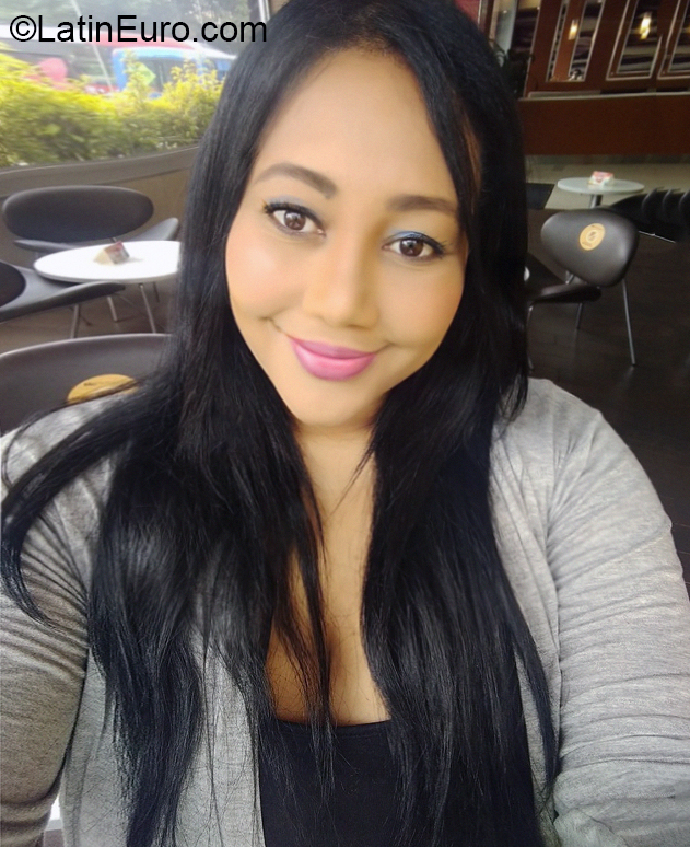 Date this gorgeous Colombia girl Lorelay from Bogota CO30251