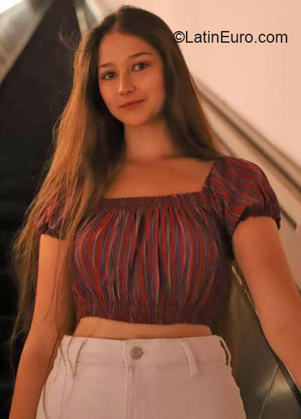 Date this sultry Ecuador girl Emilia from Quito EC828