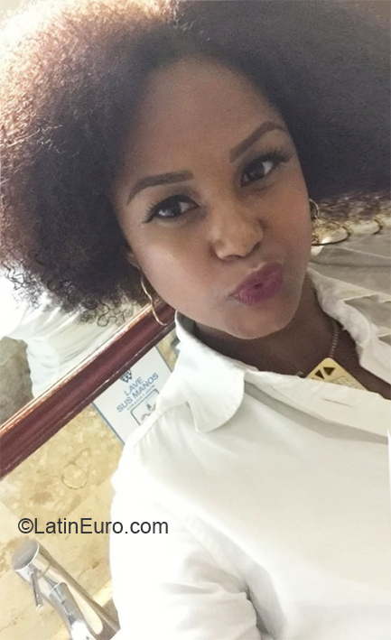 Date this happy Dominican Republic girl Esther from Santo Domingo DO40019