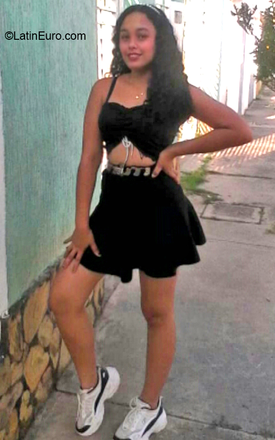Date this sultry Venezuela girl Neyli from Maracay VE4022