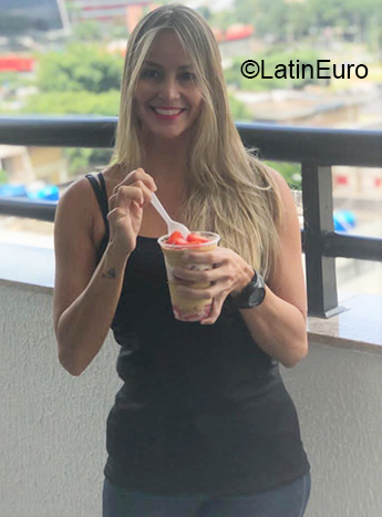 Date this beautiful Brazil girl Alyne from Brasilia BR11432