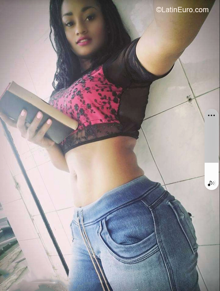 Date this beautiful Dominican Republic girl Veronica from Santo Domingo DO40149