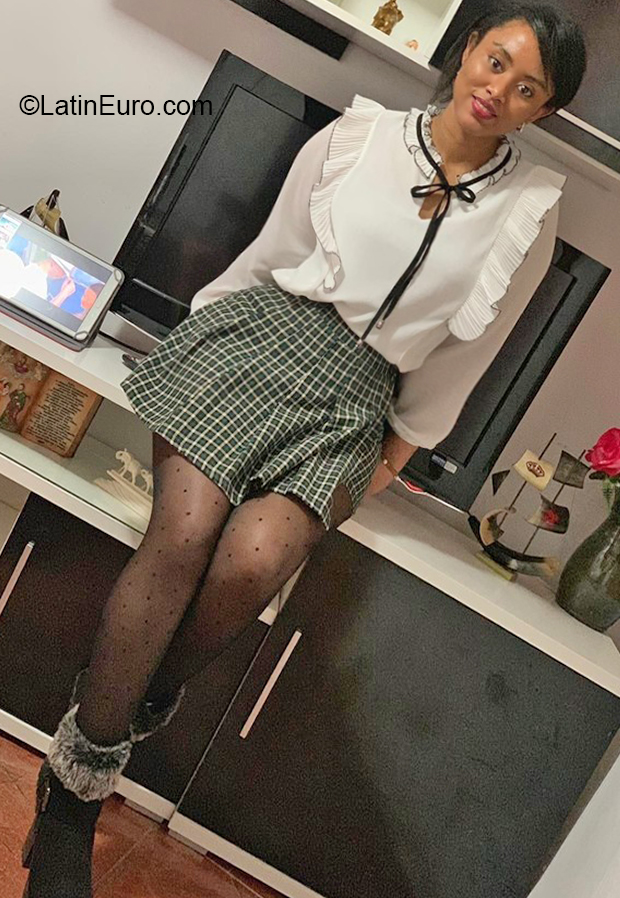 Date this voluptuous Spain girl Luca from Madrid ES652