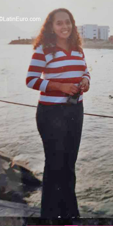 Date this young Peru girl Cinthia from Lima PE1927