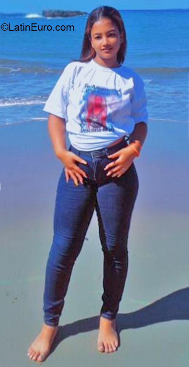 Date this tall Dominican Republic girl Yasmin from Mao DO40230