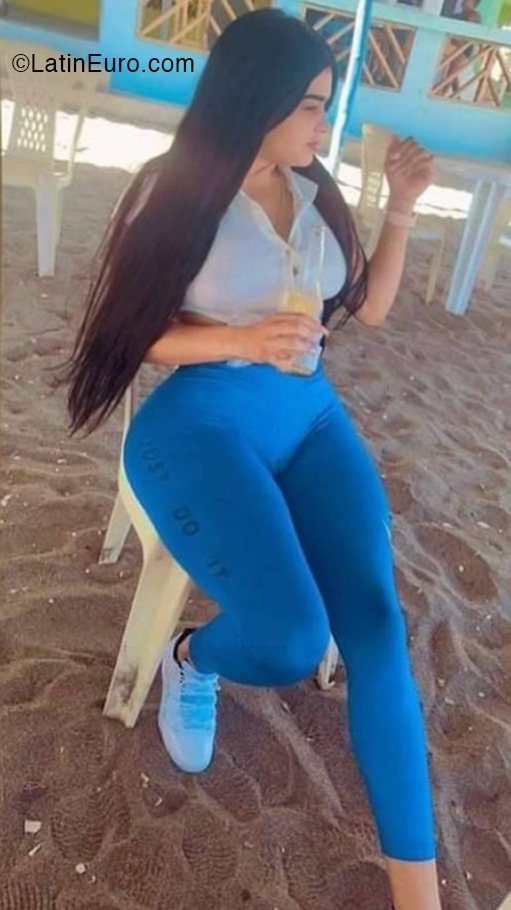 Date this stunning Dominican Republic girl Yoadelis from Santo Domingo DO40255
