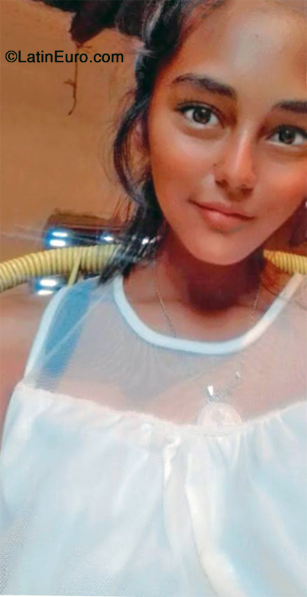 Date this hot Paraguay girl Darah from Aregua PY62