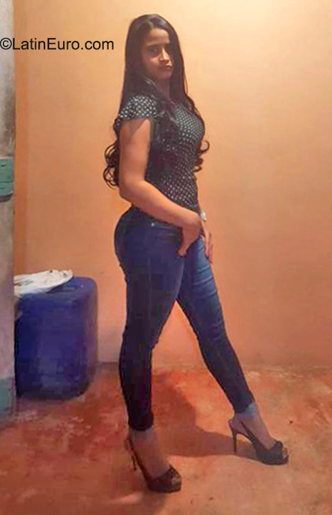 Date this pretty Dominican Republic girl Kary from La Vega DO40314