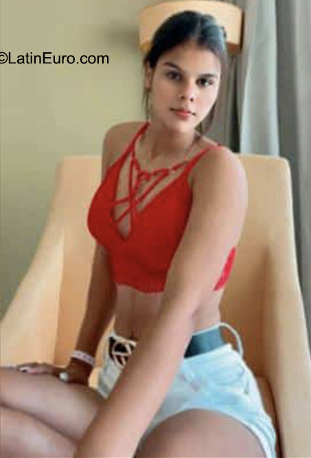 Date this sultry Cuba girl Daniela from Havana CU796
