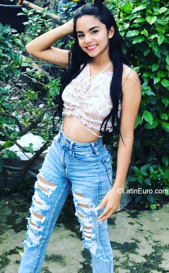 Date this gorgeous Dominican Republic girl Enyaira from Santo Domingo DO40329
