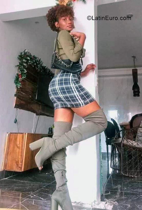 Date this charming Dominican Republic girl Hillary from Santo Domingo DO40385