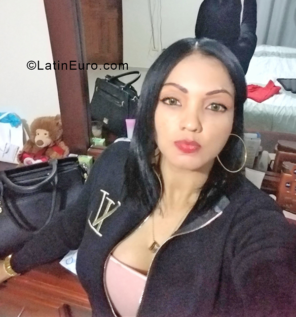 Date this tall Dominican Republic girl Tania from Santo Domingo DO40403
