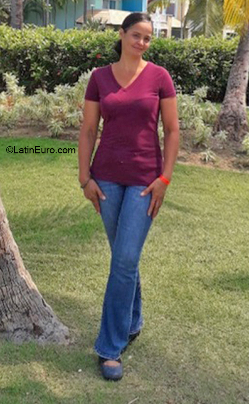 Date this nice looking Dominican Republic girl Cristina from Distrito Nacional DO41042