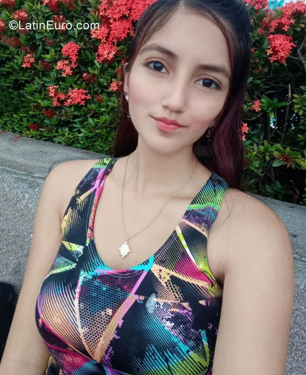 Date this hot Ecuador girl Angelica from Guayaquil EC885