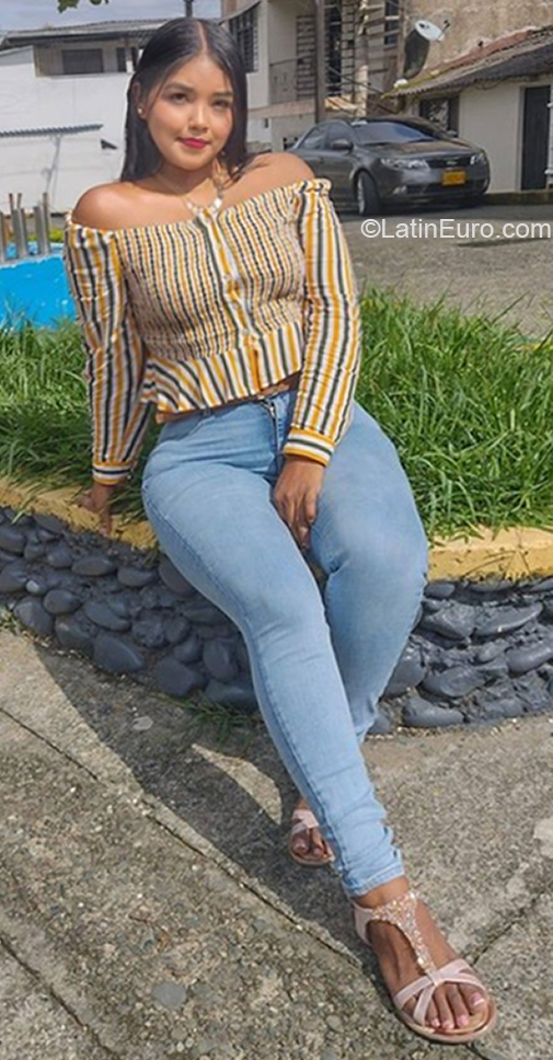 Date this voluptuous Colombia girl Luz Angelica from Buenaventura CO31380