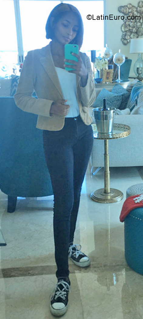 Date this gorgeous Dominican Republic girl Perla from Santo Domingo DO55327