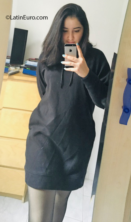 Date this sensual Germany girl Priscila from Gummersbach DE552