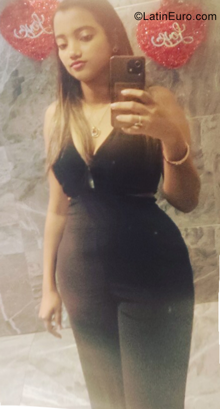 Date this hard body Dominican Republic girl DURELIS from Santo Domingo DO40761