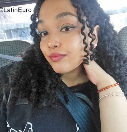 Date this nice looking Brazil girl Deboradarya from Águas Lindas De Goiás BR11841