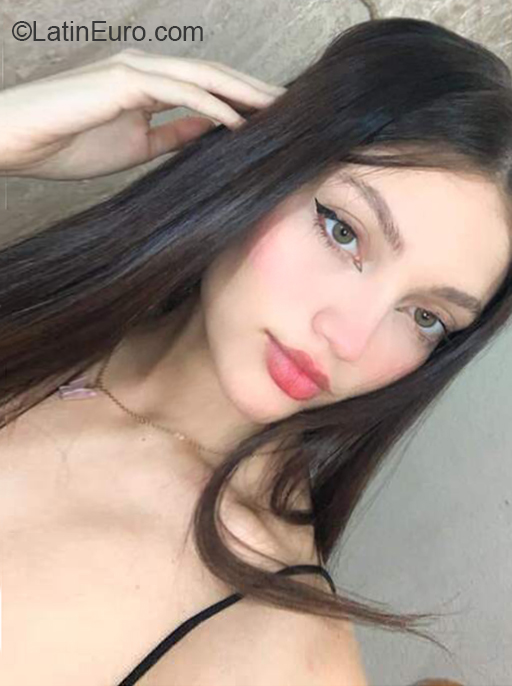 Date this sultry Colombia girl Valentina from Cali CO31744