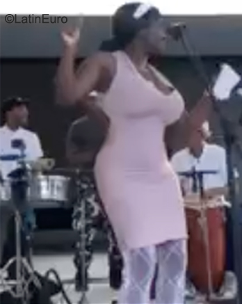 Date this voluptuous Cuba girl Dora from La Habana CU816