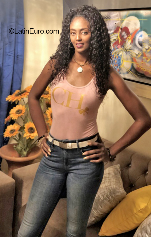 Date this beautiful Dominican Republic girl Elizabeth from Santo Domingo DO40950