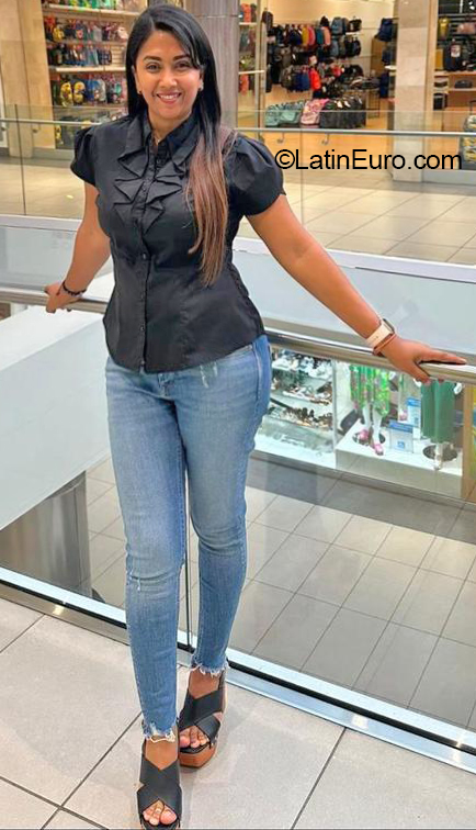 Date this nice looking Dominican Republic girl Wendy from Santo Domingo DO40953