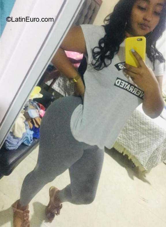 Date this hot Dominican Republic girl Nicky from Santo Domingo DO40964