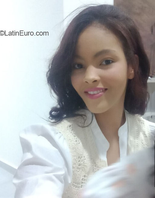 Date this voluptuous Brazil girl Debora from Recife BR12090