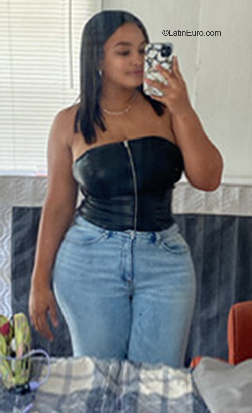 Date this cute United States girl Daniela from Austin US21860