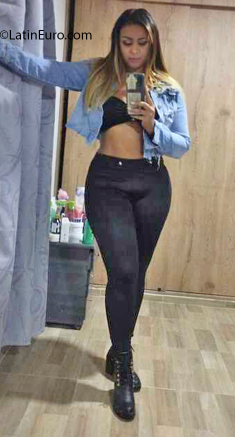 Date this hard body Colombia girl Ana Milena from Cali CO32011