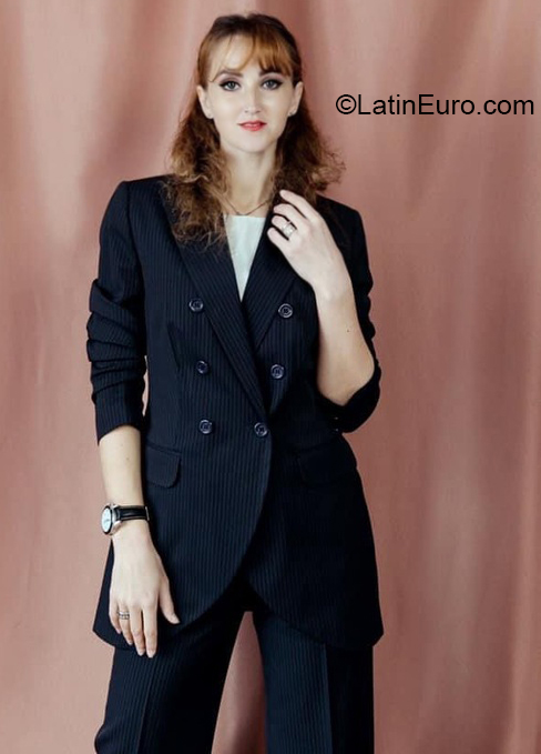 Date this passionate United States girl Karyna from New York US21884